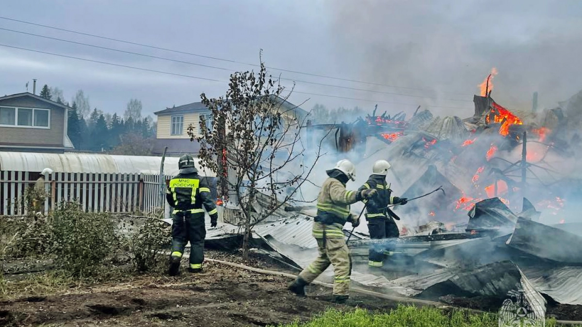 В Кирове более 20 спасателей тушили мощный пожар в частном секторе
