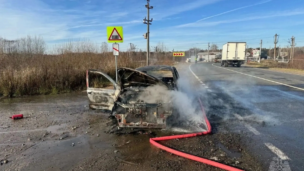 Полыхающую легковушку заметили у переезда в Кирово-Чепецком районе