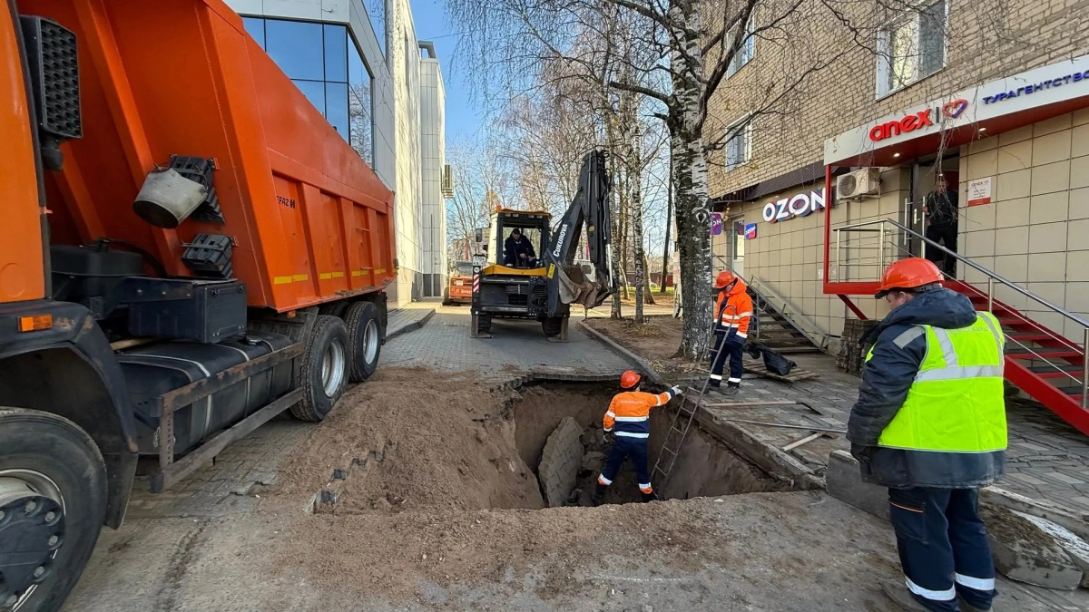 В Кирове коммунальщики экстренно устраняют утечку воды на Октябрьском проспекте