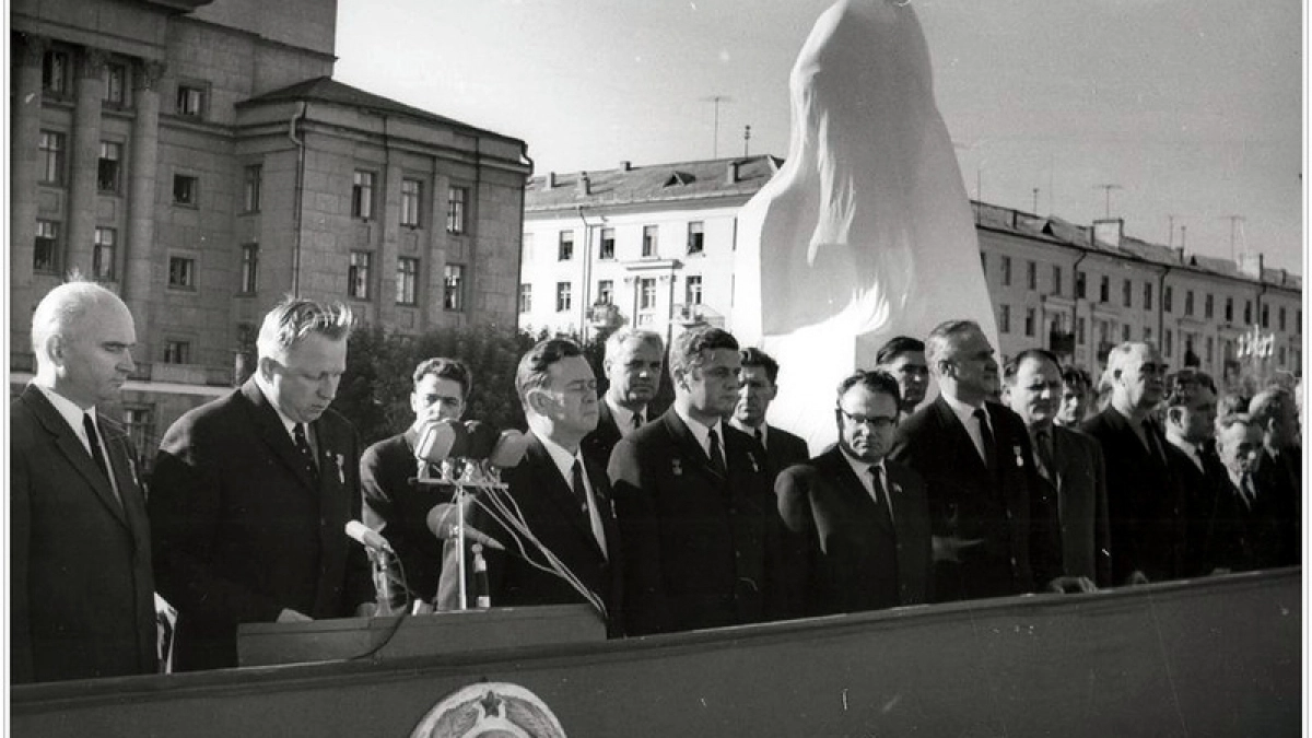 8 фотографий о том, как открывали памятник Владимиру Ленину на Театральной площади