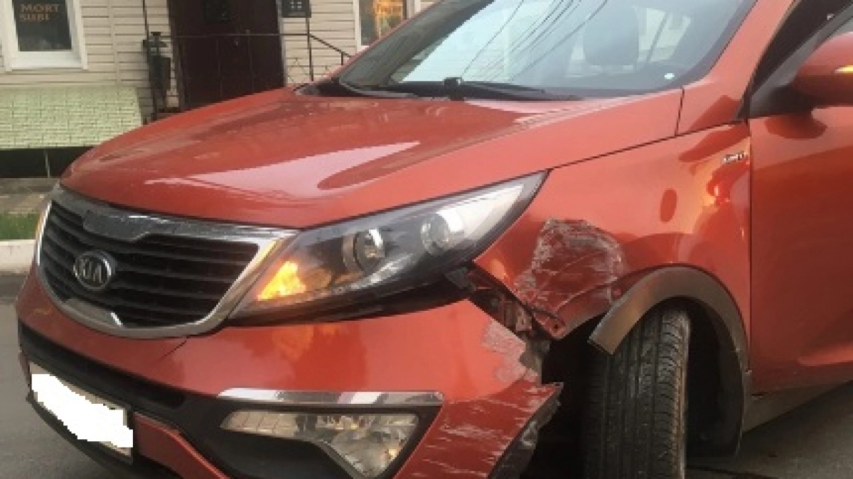 В Кирове девушка на KIA въехала в столб и пыталась скрыться с места аварии