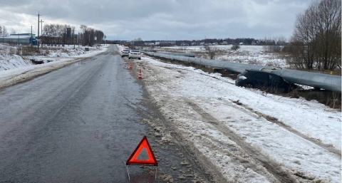 Трубопровод остановил водителя, вылетевшего с дороги под Кировом