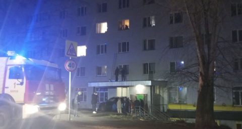Мужчину с ребенком спасатели спускали по лестнице: подробности ночного пожара в многоэтажке на улице Чернышевского
