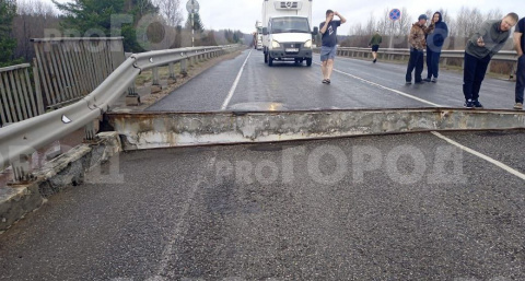 На трассе в Котельничском районе просел пролет моста через реку Молому