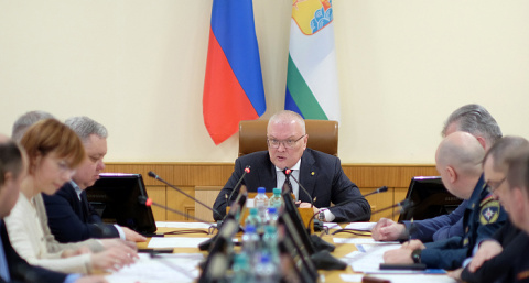 Поврежденный мост через Молому обследуют с квадрокоптером