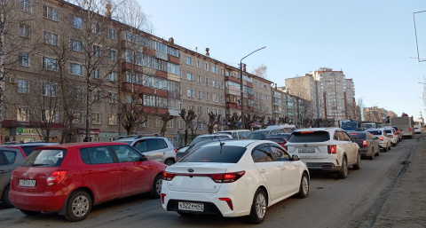 "Достали километровые заторы!": ежедневно в часы пик кировчане "стоят" в пробках на улице Лепсе 