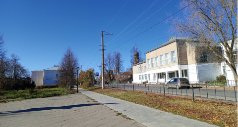 У новой школы в Шевелях установят шумозащитные экраны за 13 миллионов рублей