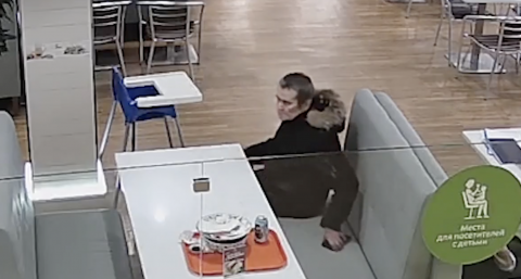 Кражу телефона зафиксировали камеры видеонаблюдения в одном из кировских ТЦ