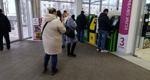 Максимум 10 тысяч рублей или заблокируют на двое суток: новые правила переводов с карты на карту