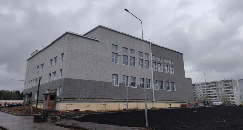 Новую школу на проспекте Строителей в Кирове достраивают даже по выходным
