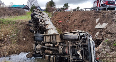 В Кировской области грузовик опрокинулся в реку: водителя зажало в ледяной воде