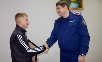 "Кружилась голова, но должен был вывести девочек": за спасение сестер из огня подростка из Черной Холуницы наградили в Совете Федерации