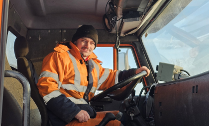 "С ювелирной точностью лавируем по узким улицам на огромных машинах": как проходит смена кировского водителя снегоуборщика