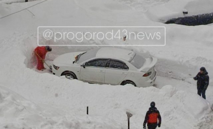 "Киров превратился в Камчатку": горожане роют тоннели, чтобы откопать машины 