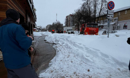 На месте коммунальной аварии в Кирове работают ремонтники, организован подвоз воды