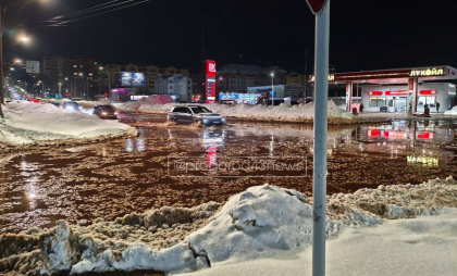 "Почему у нас только улицы переименовывают, а не ремонтируют старые трубы?": в Кирове произошли две крупные коммунальные аварии
