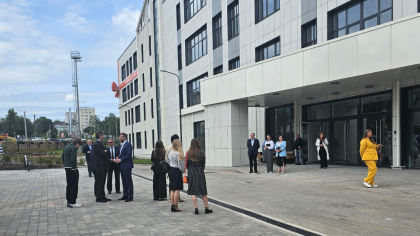 "Более 60 детей не могут попасть в школу по месту жительства!": кировчане просят организовать допместа для первоклассников в ЛИнТехе 