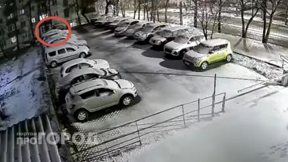 В Кирове неизвестный разбил стекла 11 машин на парковке: видео с места
