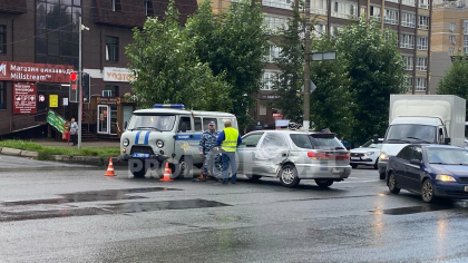 В Кирове жесткое столкновение иномарки с полицейской "буханкой" попало на видео