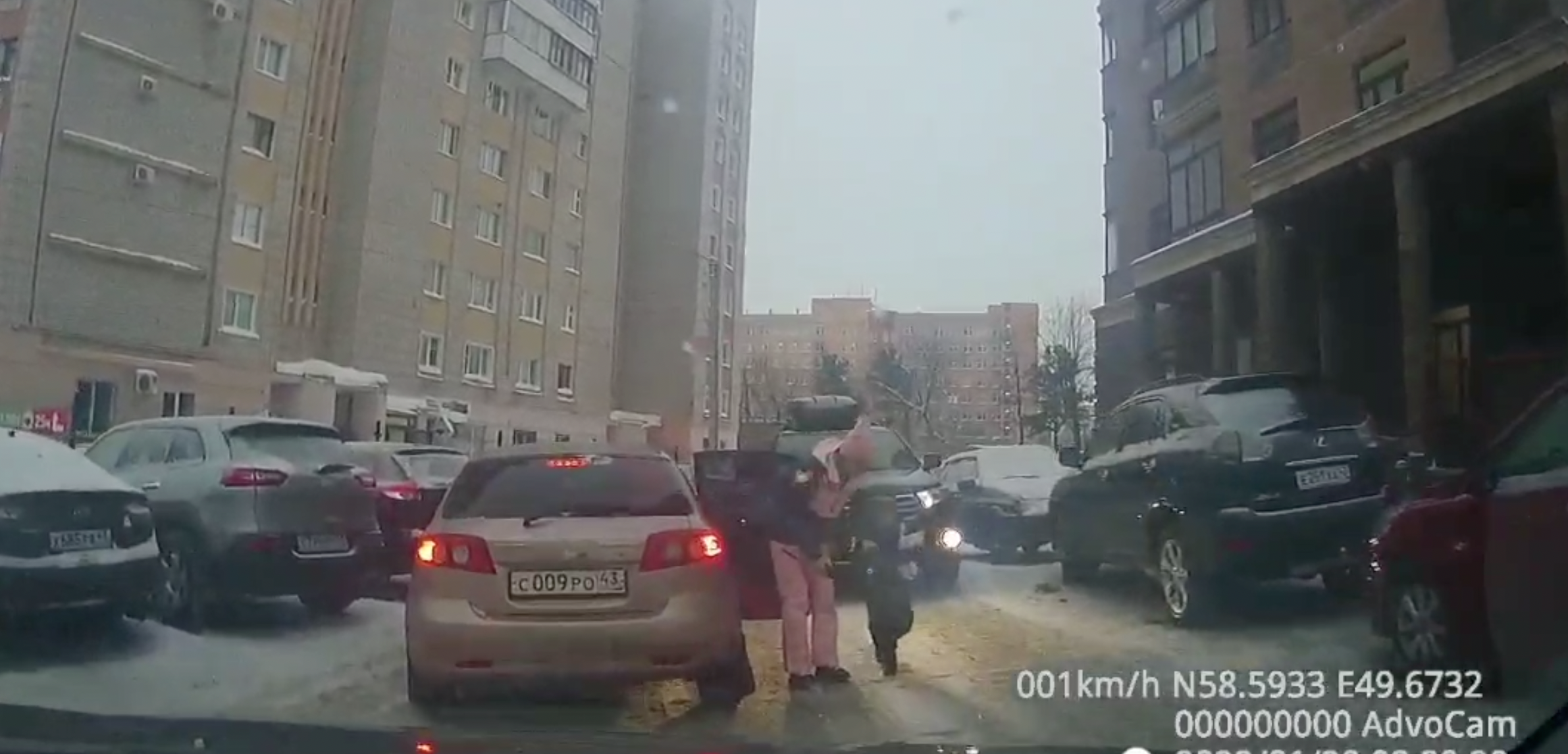 Кировский таксист ответил, почему он не повез мать с двумя детьми и назвал их нищебродами