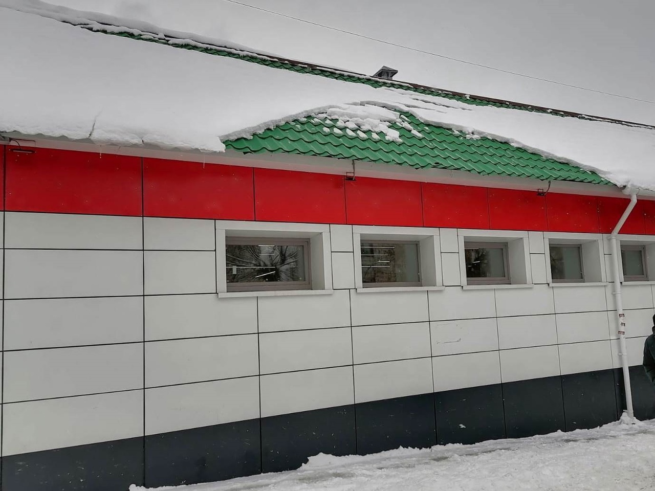  В Кирове на коляску с двухмесячным ребенком упала снежная глыба с крыши