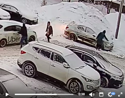 Душили и пинали по машине: в Кирове разборки пассажиров и таксиста попали на видео