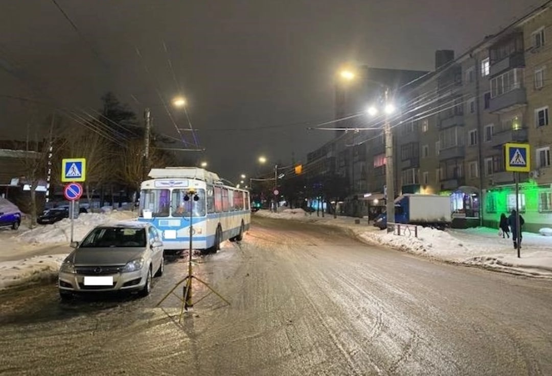 В Кирове троллейбус протаранил Opel Astra: пострадала 18-летняя девушка