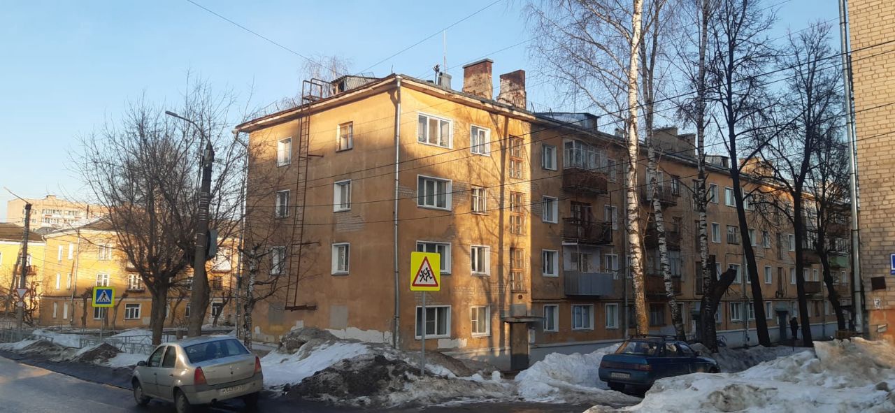 В Кирове рядом с 7-летней девочкой упала снежная масса: ребенок в больнице