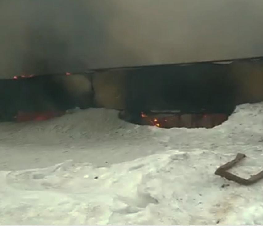 В Кировской области гараж тушили пять пожарных экипажей 