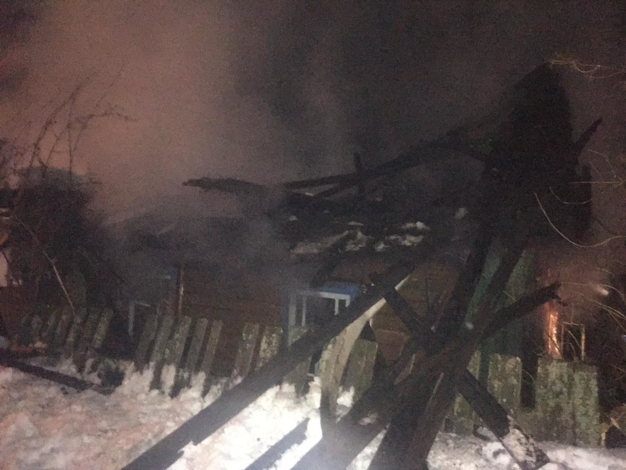 В Кировской области у частного дома загорелась крыша: хозяйка дома с ожогами в больнице