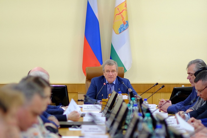 Губернатор Игорь Васильев провел встречу с пациентским сообществом Кировской области