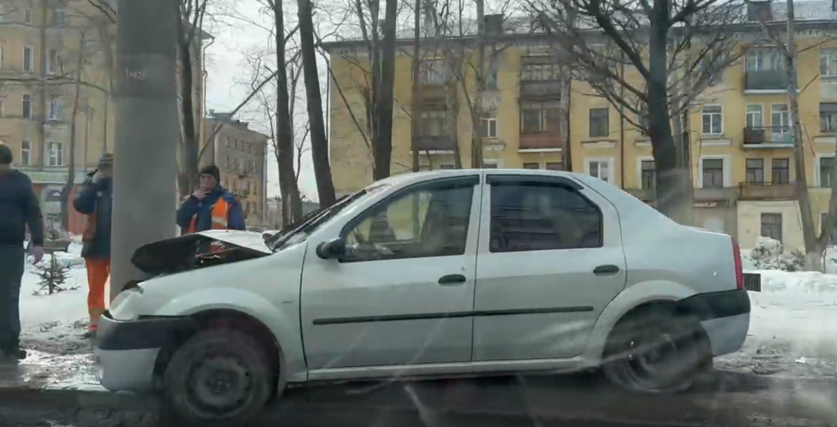 В Кирове на улице Лепсе водитель въехал в столб