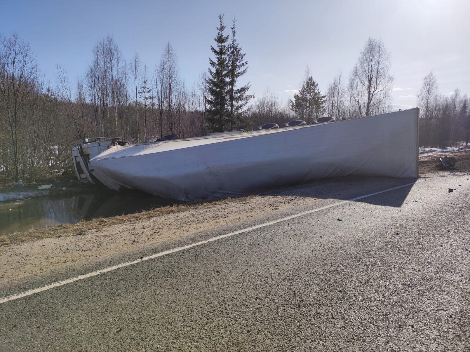 На трассе в Кировской области в столкновении с фурой погиб водитель легковушки