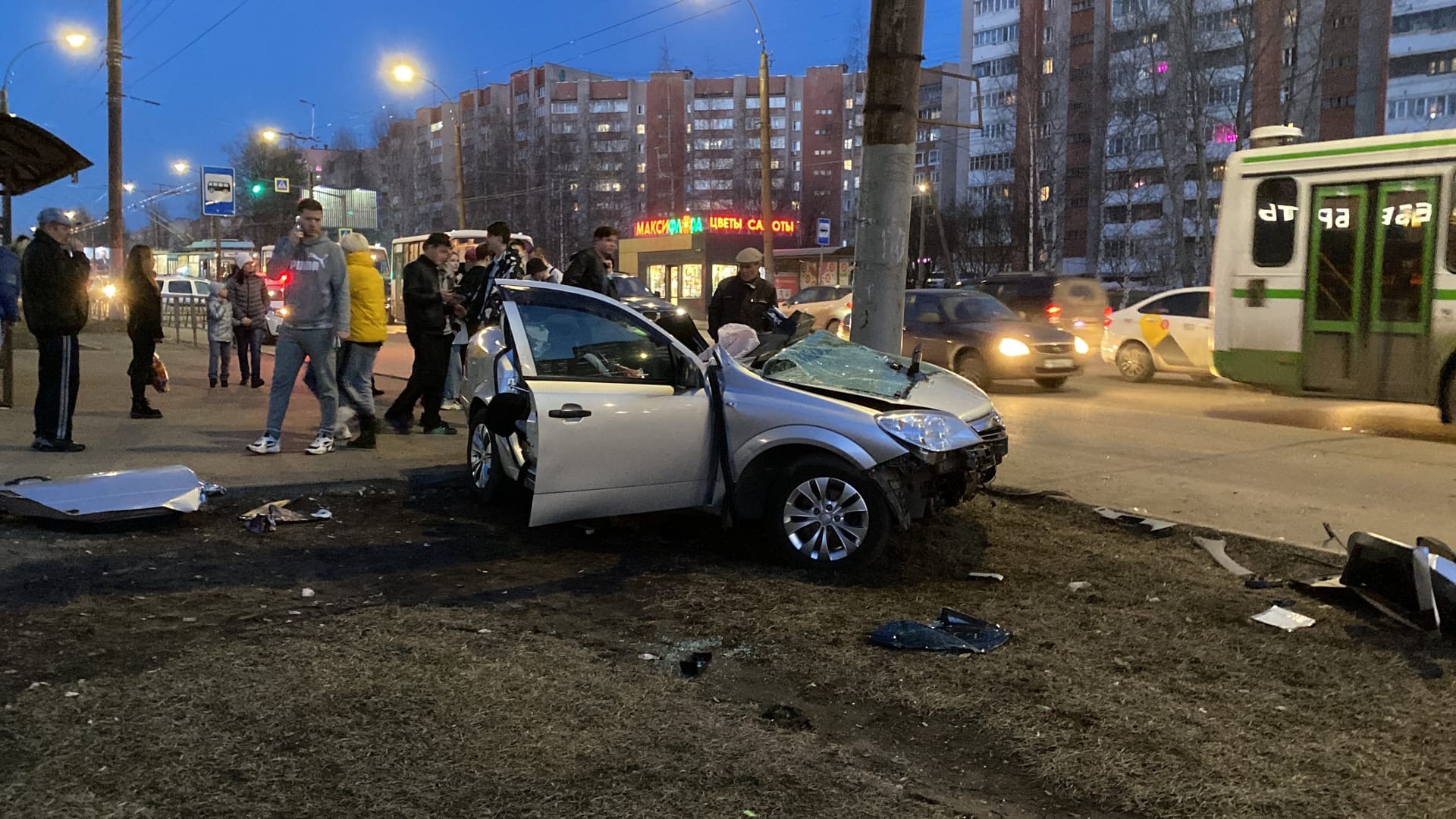 Место происшествия киров. Авария на Московской Киров вчера.