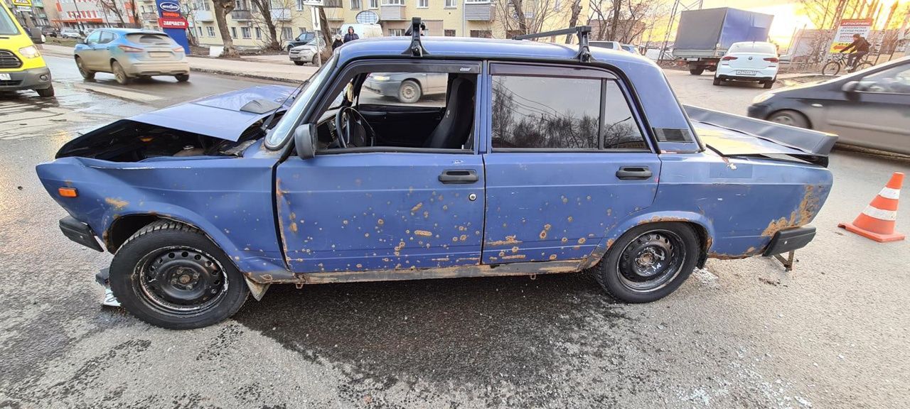 В Кирове водитель иномарки пострадал из-за столкновения с "пятёркой"