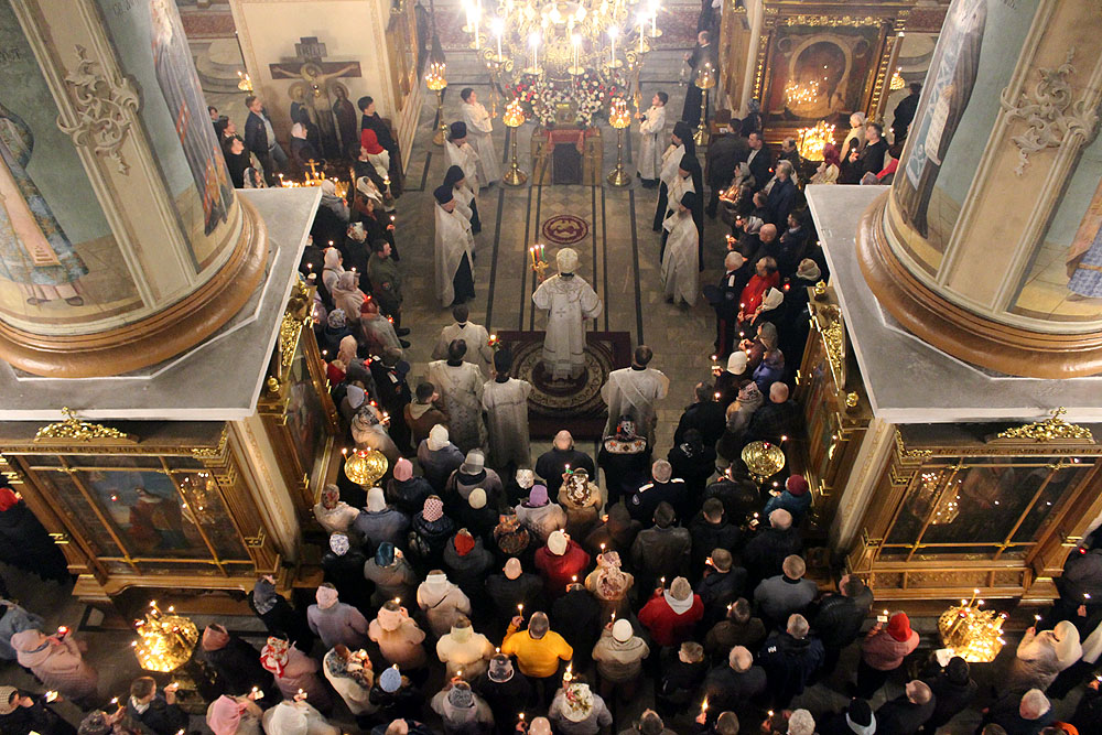 Сотни кировчан посетили Пасхальную службу в Свято-Успенском кафедральном соборе