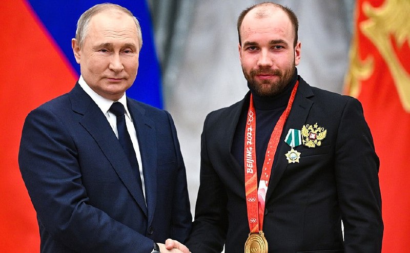 Известный кировский лыжник Алексей Червоткин получил награду из рук президента