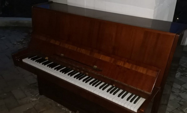 В кировской ротонде поставили новое пианино