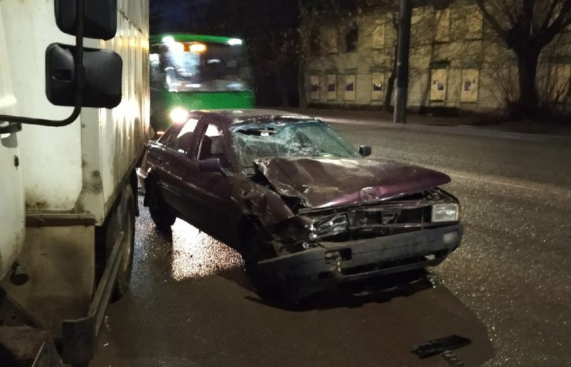 В Кирове произошла авария:один из водителей сбежал