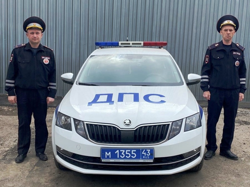 В Кировской области инспекторы ДПС спасли семью из пожара