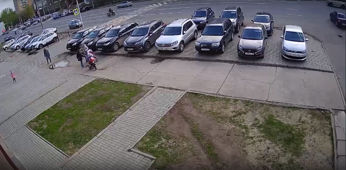 В Кировской области мотоциклист влетел на полной скорости в ВАЗ: видео