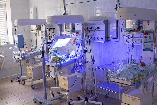 Кировские врачи спасли новорожденного малыша весом 420 граммов