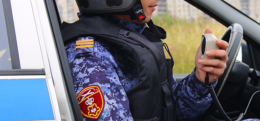 В Кирове задержали двух мужчин, снимавших решетки с водостоков