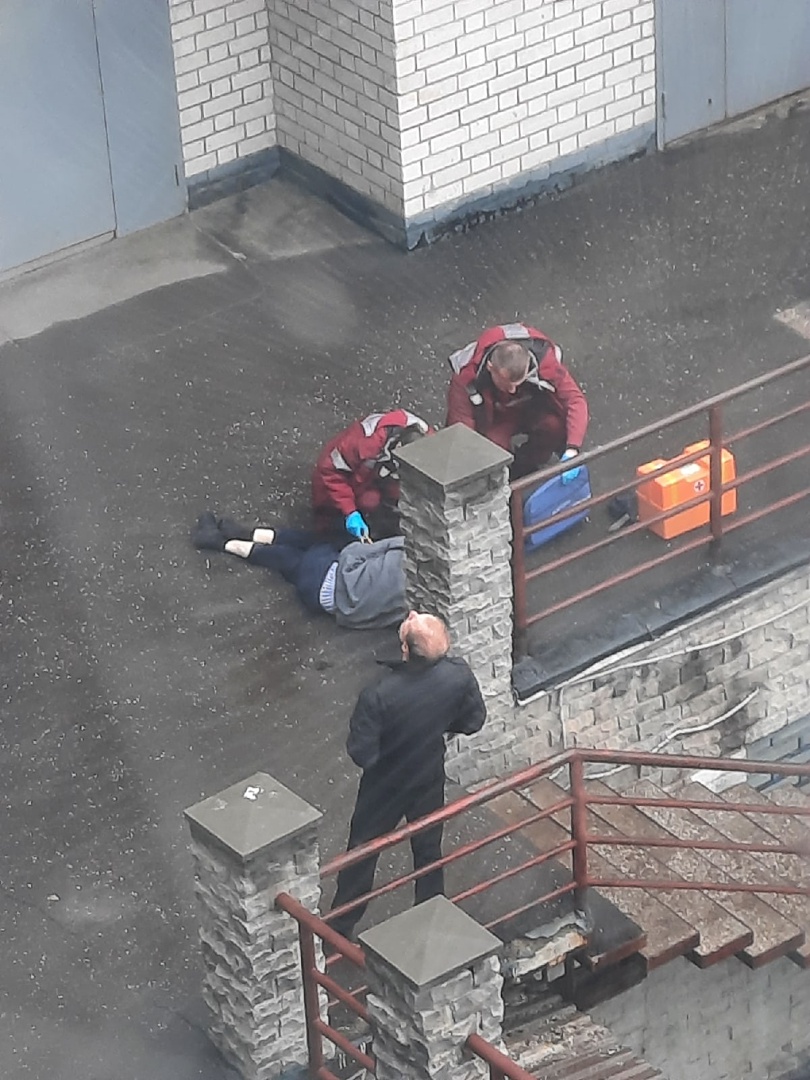 В Кирове с высоты пятого этажа выпал мужчина