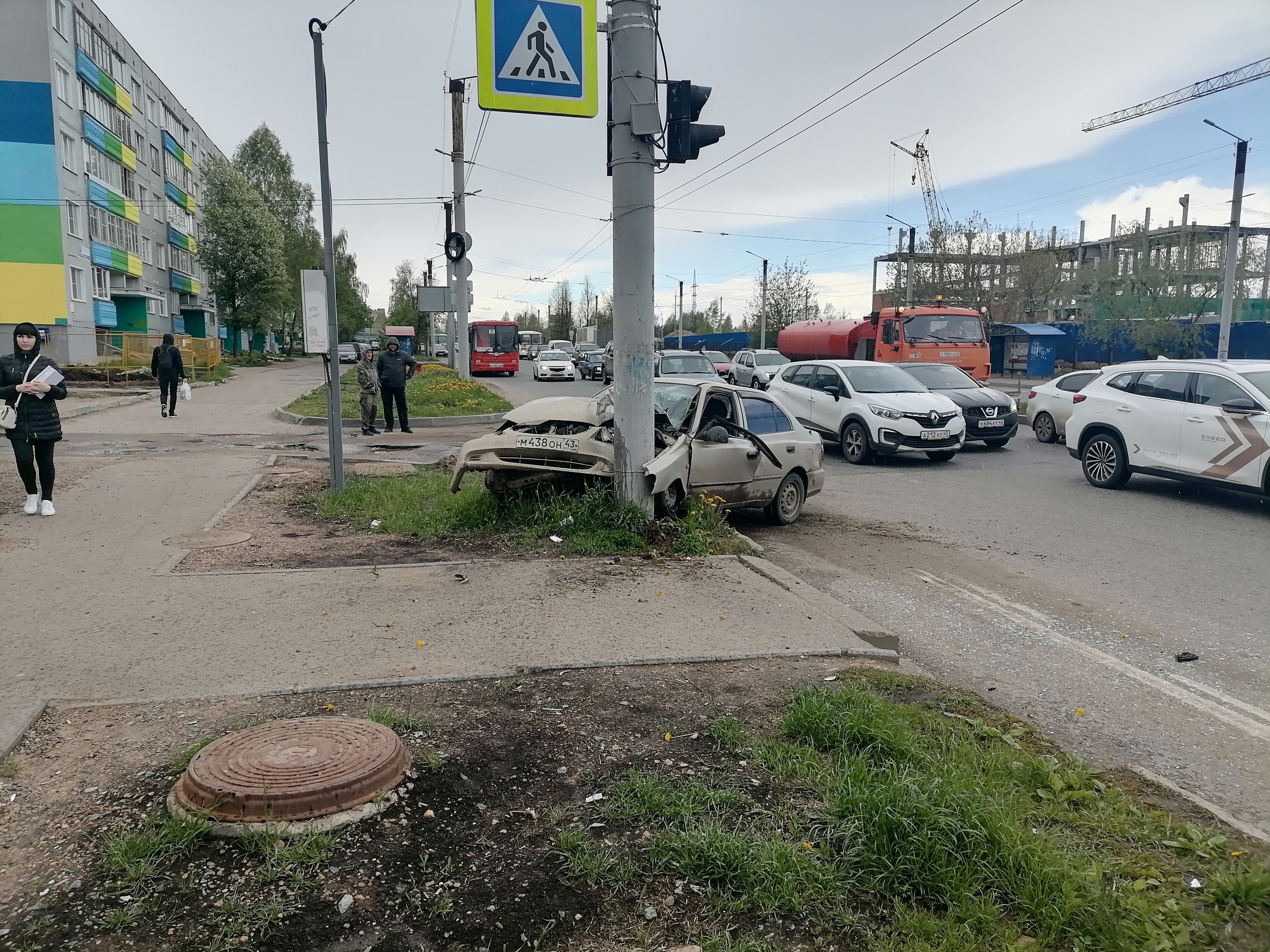 В Кирове водитель не справился с управлением и врезался в столб