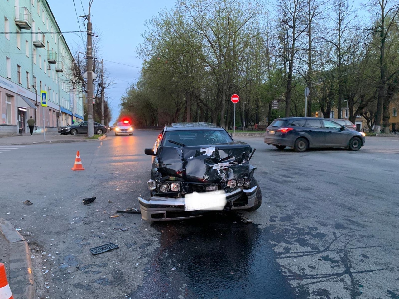 В центре Кирова столкнулись две иномарки: от удара одно авто вылетело на тротуар