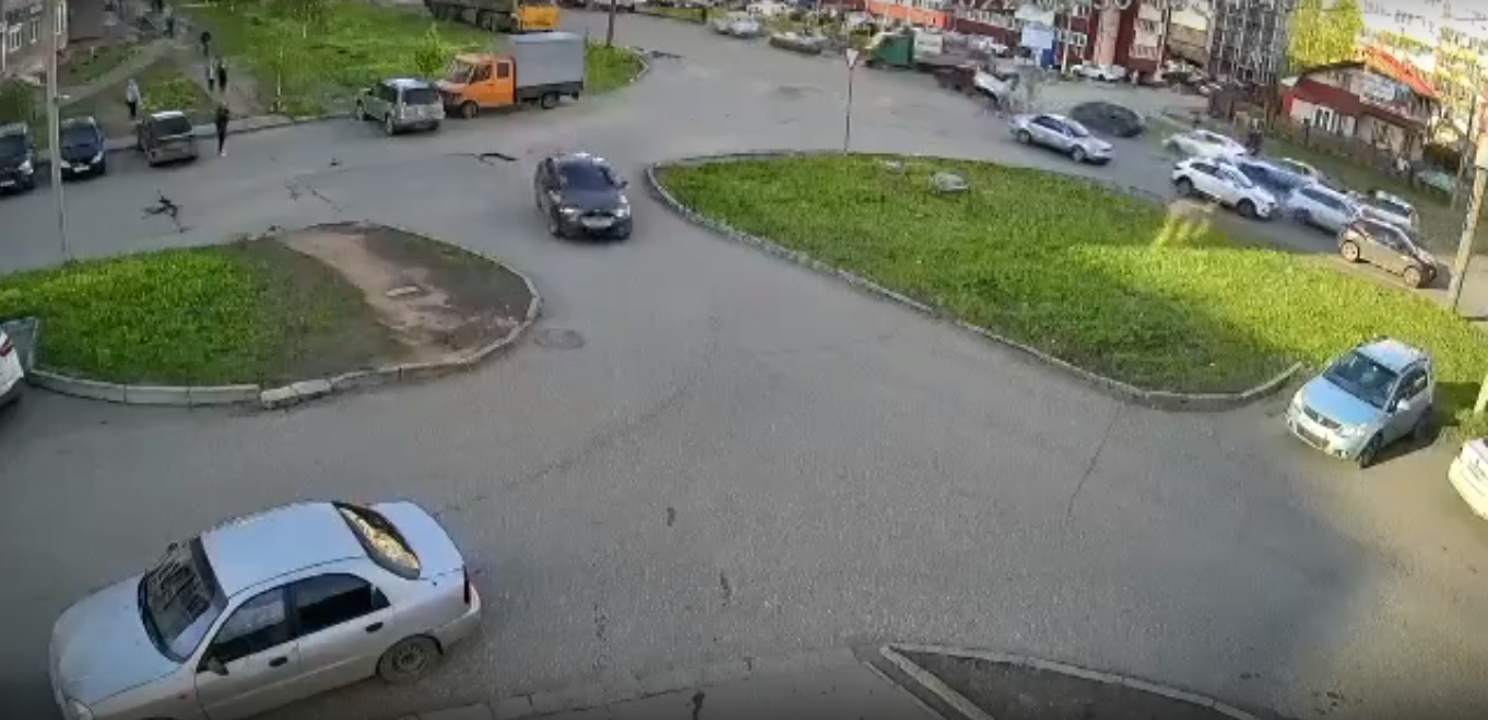 Появилось видео массового ДТП в Кирове: машина перевернулась несколько раз