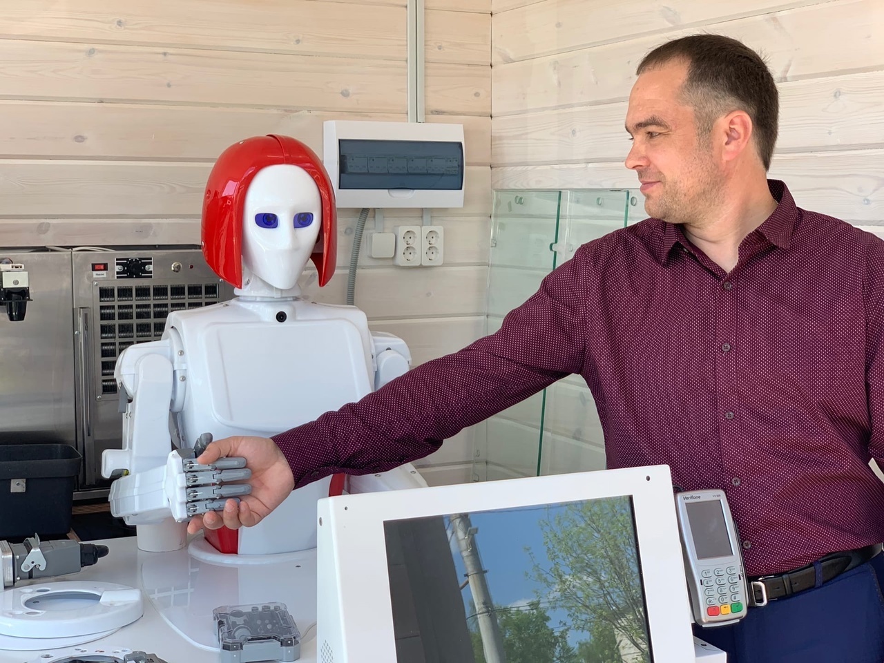 В Кирове появился первый продавец-робот: новые подробности