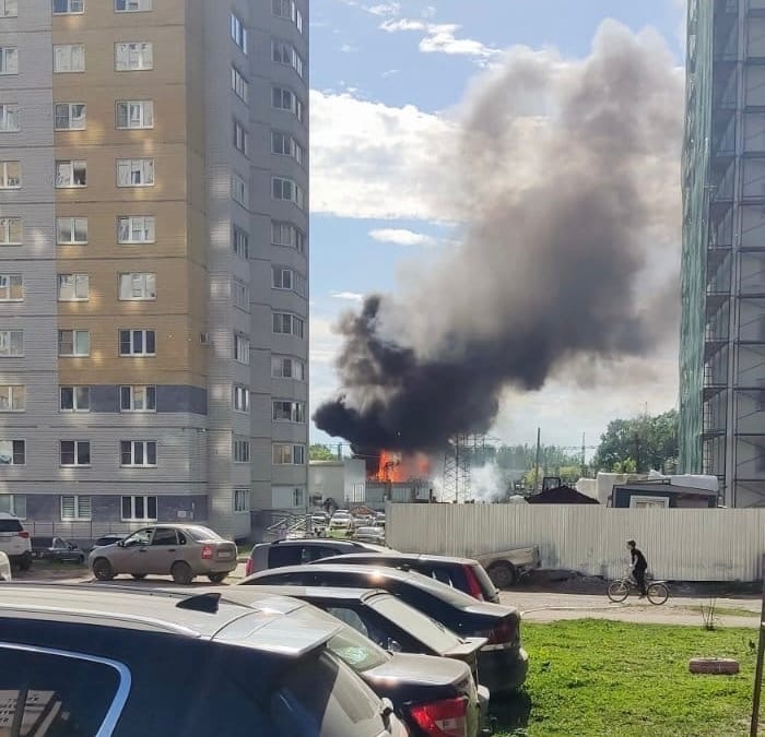 В Кирове на Зональном горит подстанция: света нет во всем районе