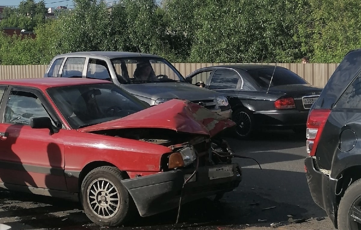 В Кирове на Ленина столкнулись две иномарки и грузовик